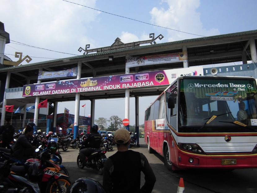 Suasana di Terminal Induk Rajabasa, Kota Bandar Lampung. (Foto: SumatraLink.id/Mursalin Yasland)