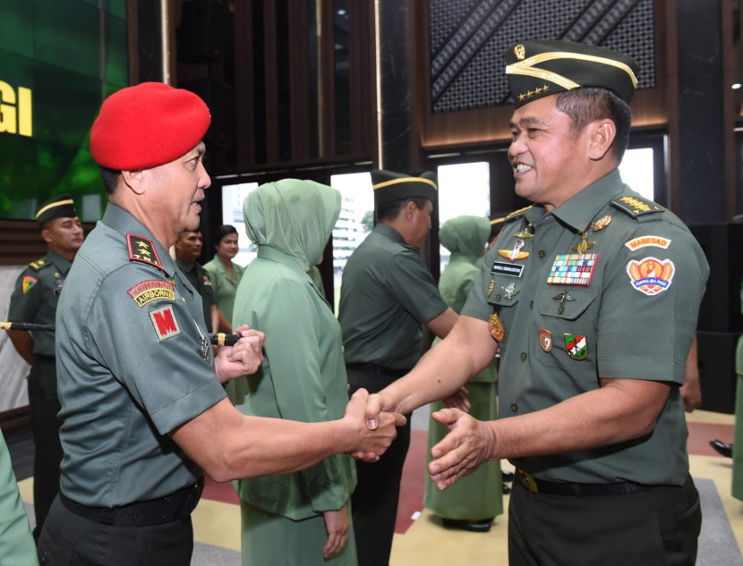 KSAD Jenderal Maruli Simanjuntak menyalami Mayjen Djan Afriandi.