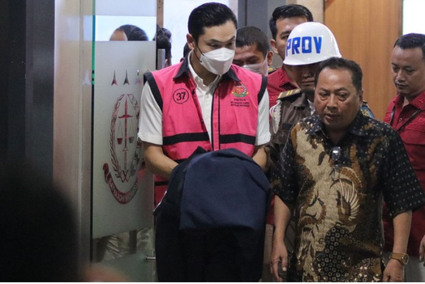 Pengusaha Harvey Moeis mengenakan rompi tahanan seusai menjalani pemeriksaan di Kejaksaan Agung, Jakarta, Rabu (27/3/2024). FOTO : Dok. Republika 
