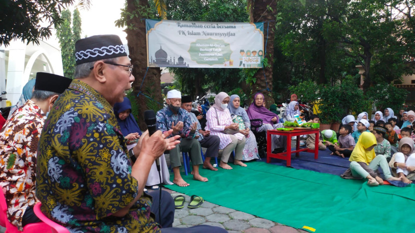 Ketua DKM Masjid Nuurusysyifaa' membacakan doa pada acara Ramadhan Ceria.