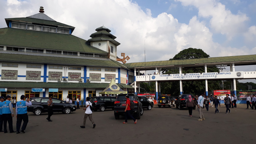 Suasana di dalamTerminal Rajabasa, Bandar Lampung. (Foto: SumatraLink.id/Mursalin Yasland)