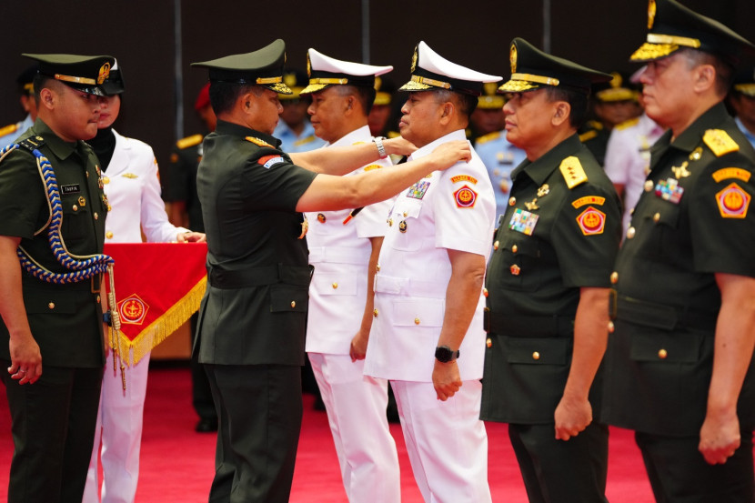 Panglima TNI Jenderal TNI Agus Subiyanto memimpin Upacara Serah Terima Jabatan (Sertijab) Irjen TNI, Danjen Akademi TNI, Kabais TNI, dan Aslog Panglima TNI yang berlangsung di Aula Gatot Soebroto Mabes TNI, Cilangkap, Jakarta Timur, Rabu (27/03/2024). (Dok Puspen TNI)