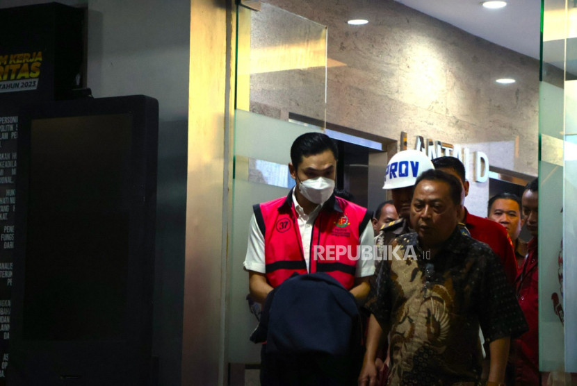 Kejakgung tetapkan Harvey Moeis suami aktris Sandra Dewi sebagai tersangka ke-16 kasus dugaan korupsi penambangan timah di lokasi IUP PT Timah Tbk. (FOTO: Republika/ Bambang Noroyono)