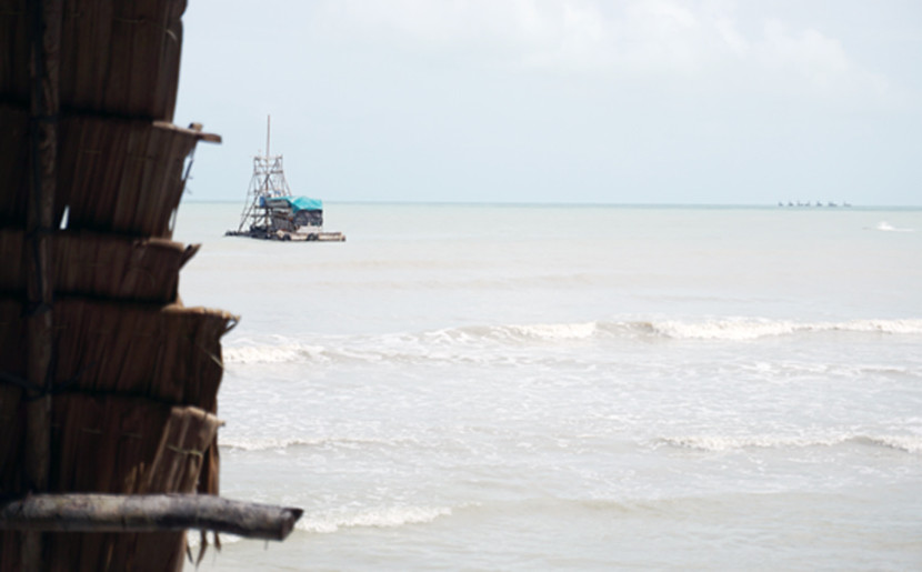 TI Apung atau ponton di laut menyedot pasir dari dasar laut untuk mendapatkan timah yang berdampak kerusakan lingkungan di laut. (FOTO: Maspril Aries)