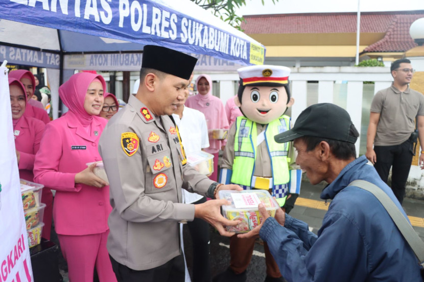 Kapolres Sukabumi Kota AKBP Ari Setyawan Wibowo membagikan sembako dan takjil di depan Mapolres Sukabumi Kota, Jumat (29/3/2024).