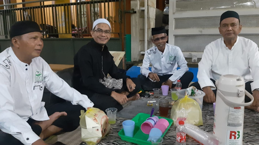 Ustadz Syahruddin bersama pengurus dan jamaah Majelis Taklim Balai Wartawan Kota Depok.