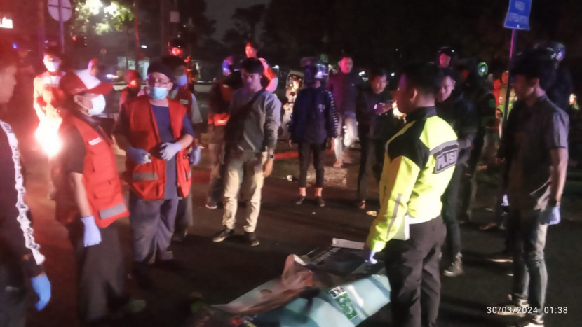 Jasad pengendara ojek online yang ditabrak di Jalan BKR tengah dievakuasi petugas, Sabtu (30/3/2024) dini hari. Dok Polrestabes Bandung