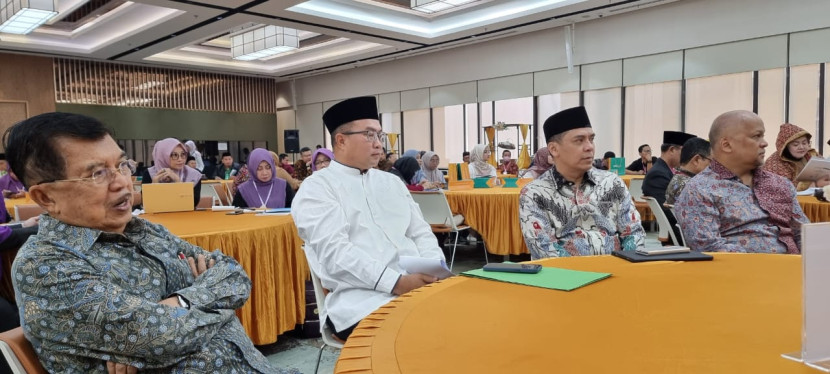 Ketua Umum ICMI Arif Satria (baju putih) saat pembukaan Summit Jurnal Ulumul Quran pada Jumat (29/3/2024), di Auditorium Wisma Mandiri Jakarta. (Dok ICMI)