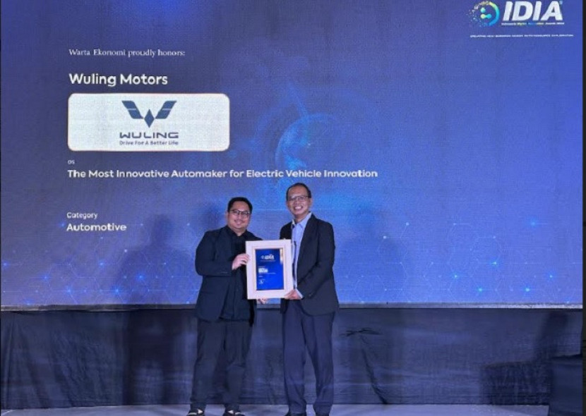 Brian Gomgom, Public Relations Manager Wuling Motors, saat menerima penghargaan The Most Innovative Automaker for Electric Vehicle Innovation beberapa waktu lalu. dok Wuling