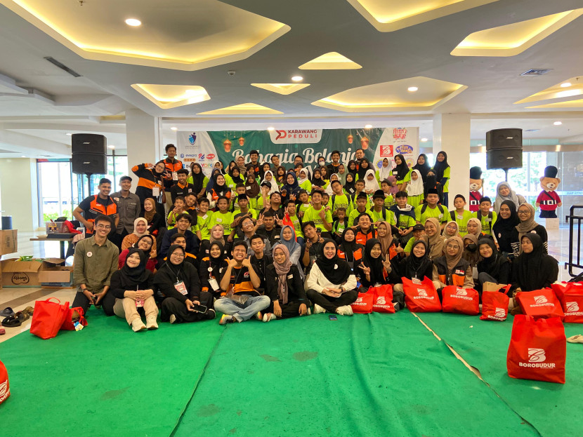 Momen foto bersama kegiatan Karawang Peduli yang menggelar program Bahagia Belanja Bareng Anak Yatim, Sabtu (30/3/2024)