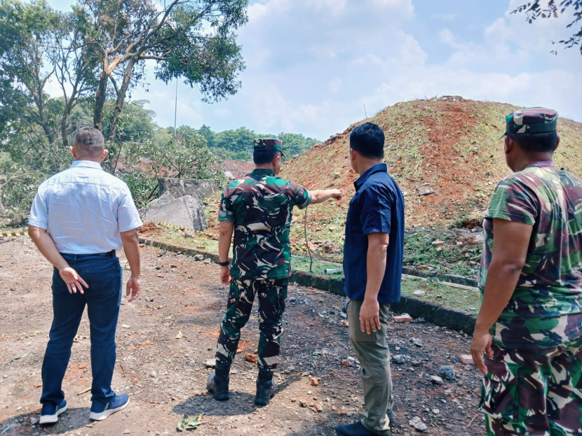 Panglima TNI Jenderal Agus Subiyanto meninjau lokasi ledakan Gudmurah Kodam Jaya.
