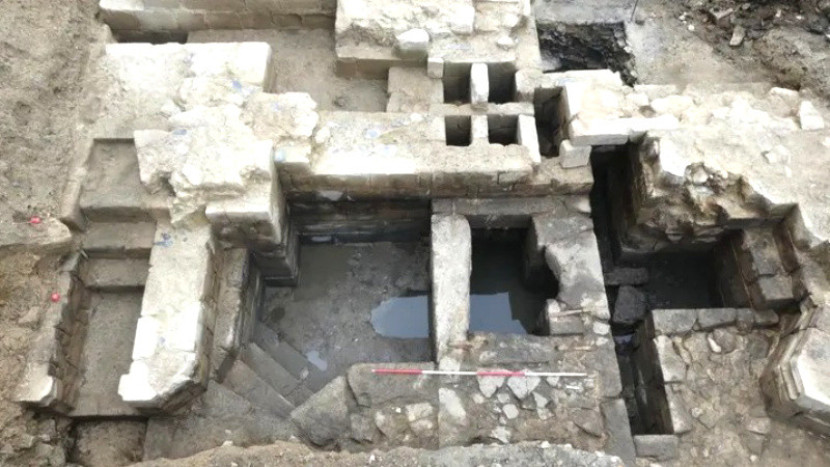 Para arkeolog menemukan sebuah penggilingan, yang digambarkan di sini, di lokasi penggalian. Emmanuelle Collado/National Institute for Preventive Archaeological Research