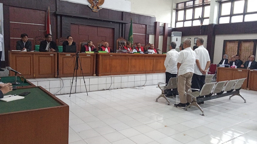 Persidangan perkara korupsi akuisisi saham PT SBS oleh PTBA di PN Palembang. Senin (1/4). (FOTO: Dedy SN)