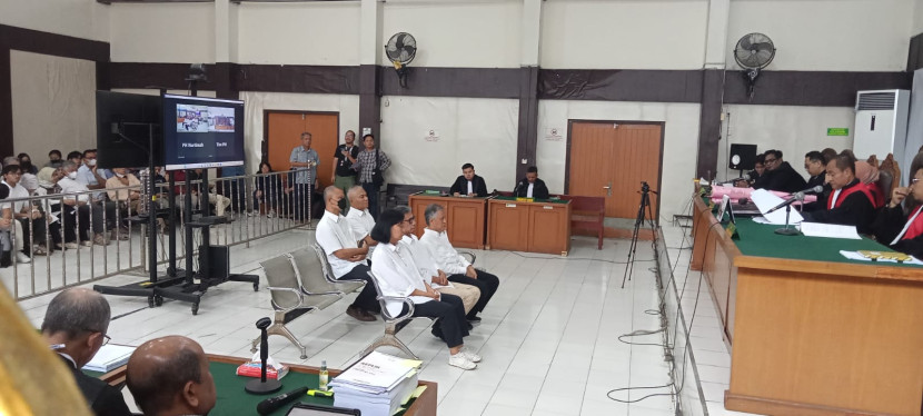 Para terdakwa perkara korupsi akuisisi saham PT SBS oleh PTBA yang divonis bebas oleh majelis hakim di PN Palembang. Senin (1/4). (FOTO: Dedy SN)
