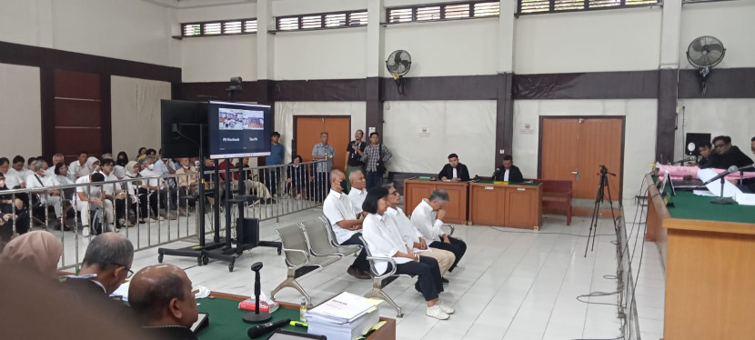 Para terdakwa perkara korupsi akuisisi saham PT SBS oleh PTBA yang divonis bebas oleh majelis hakim di PN Palembang. Senin (1/4). (FOTO: Dedy SN)