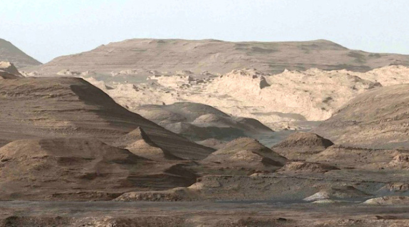 Gunung Sharp dilihat dari Curiosity (NASA/JPL/CalTech/MSSS).