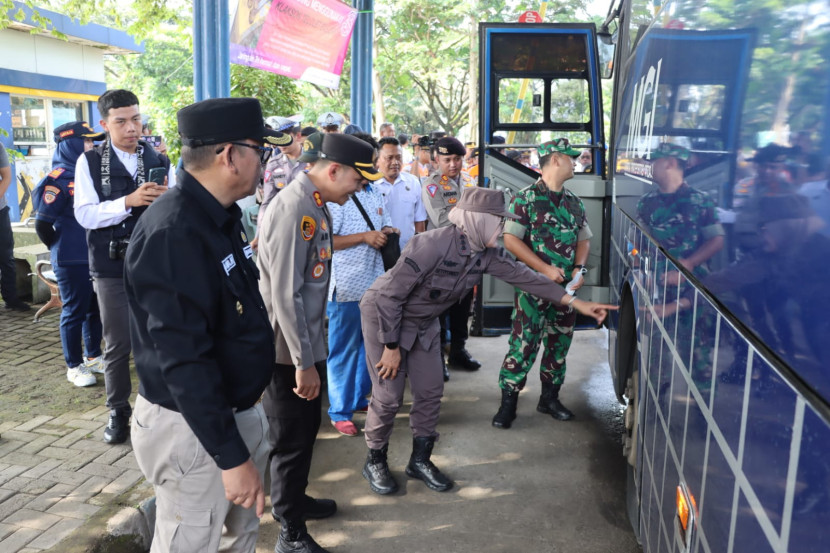Unsur Forkopimda Kota Sukabumi ikut memantau ramp chek armada bus lebaran di Terminal Tipe A Kota Sukabumi, Rabu (3/4/2024).