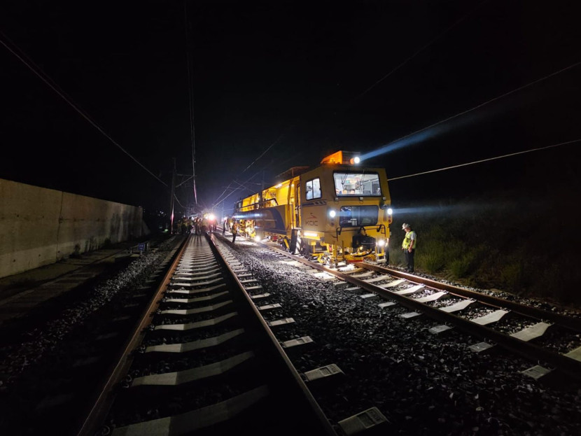 Pemeriksaan dan perawatan prasarana Whoosh seperti jalur kereta terus dilakukan secara intensif untuk memastikan seluruhnya dalam kondisi yang andal. (Foto: Corporate Communication KCIC)