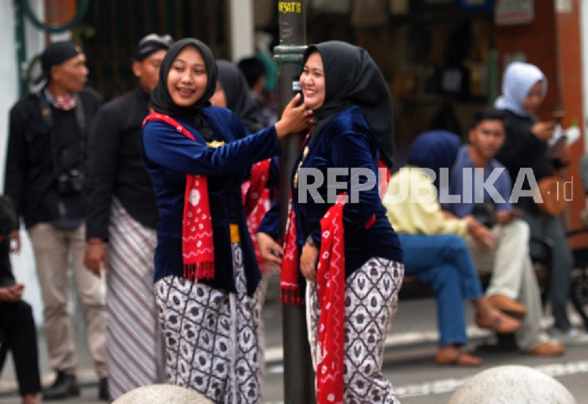 Pakaian Jawa. Orang Jawa memegang teguh falsafah dari leluhur agar hidupnya bahagia. Foto: Republika