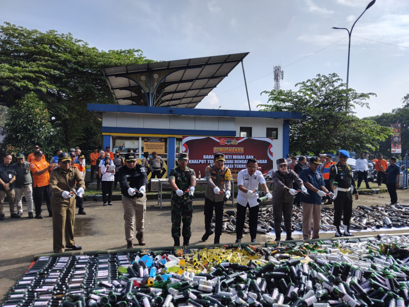 Pemusnahan barang bukti ribuan botol miras hasil Operasi Pekat Lodaya 2024 di Terminal Tipe A Sukabumi, Rabu (3/4/2024).