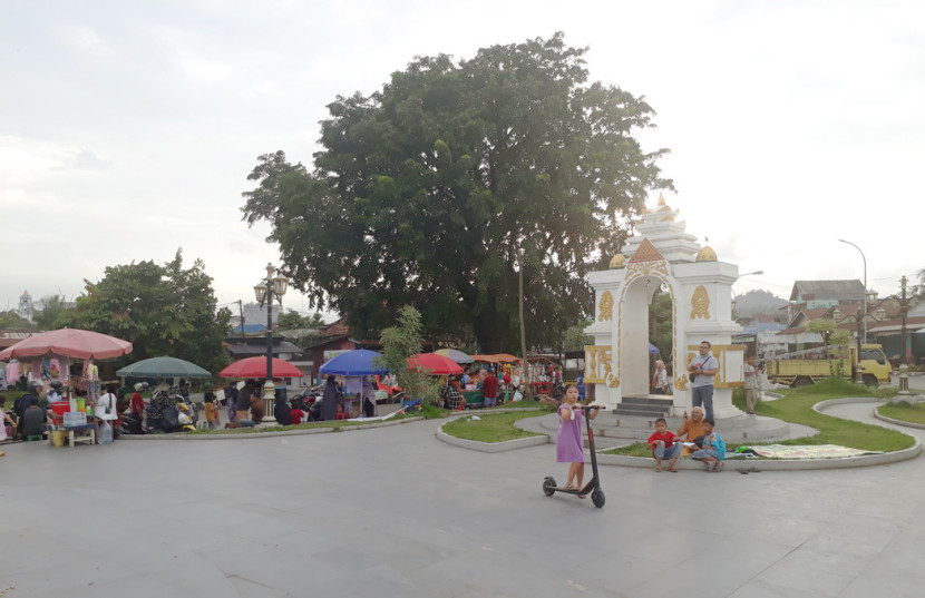 Kota wisata Tanjung Enim dengan replika gerbang Kerajaan Sriwijaya. (FOTO: Maspril Aries)