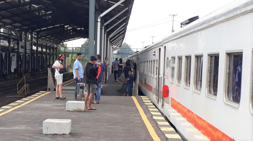 Suasana keberangkatan kereta api di Stasiun Tanjungkarang, Bandar Lampung. (Foto: SumatraLink.id/Mursalin Yasland)