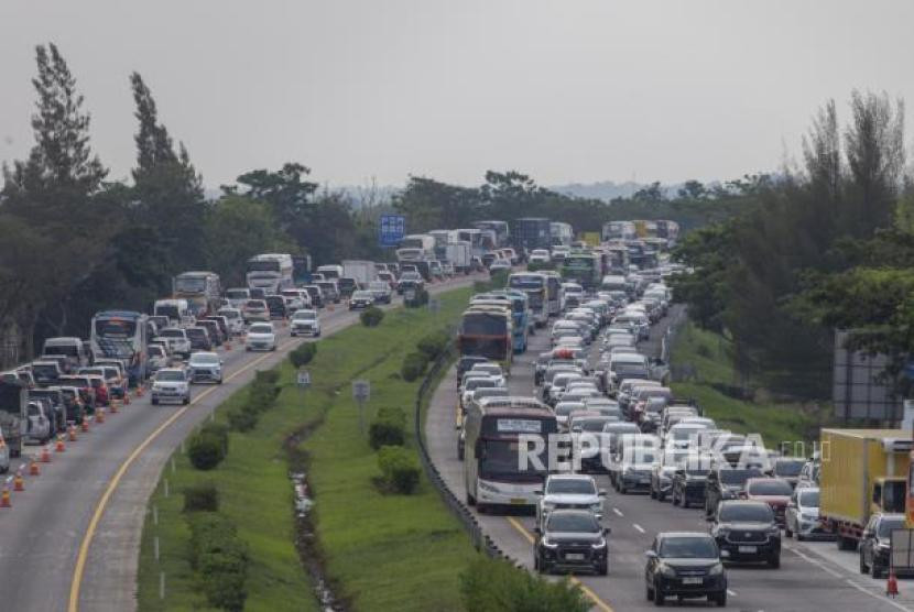 BMKG mengingatkan para penyedia jasa angkutan transportasi darat, laut, dan udara untuk mengantisipasi potensi cuaca ekstrem. (Dook Republika)