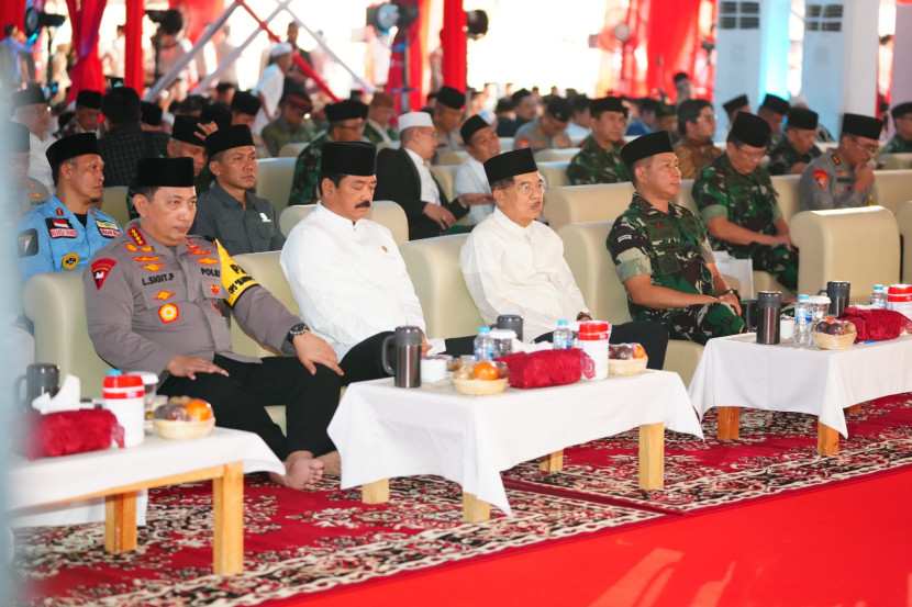 Buka puasa bersama di Lapangan Bhayangkara Mabes Polri, Kebayoran Baru, Jakarta Selatan, Selasa (2/4/2024). (Dok Puspen TNI)