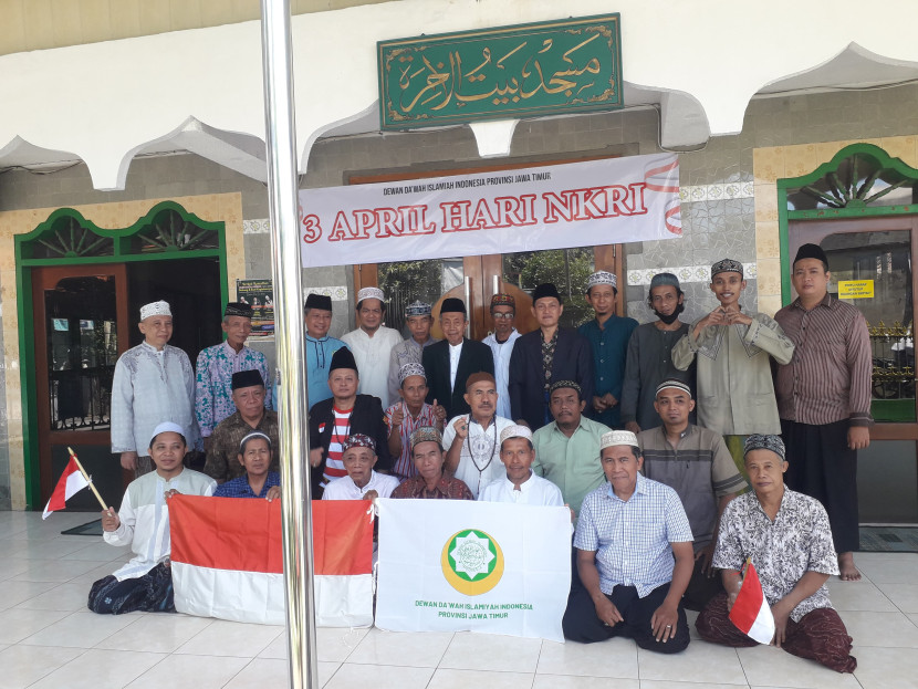 Pengurus DDII Jatim di Masjid Baitul Akhiroh, Nginden, Surabaya.
