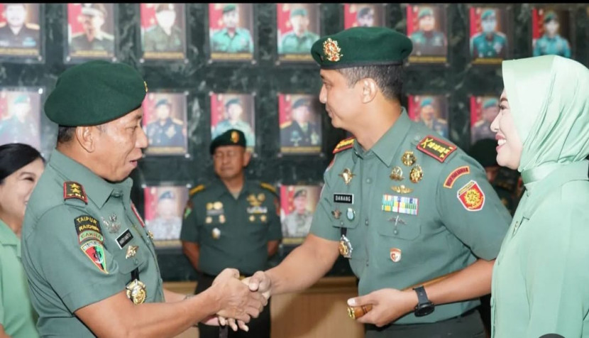 Pangdivif 2 Kostrad Mayjen Haryanto menyalami Danbrigif 18/Trisula Kolonel Danang Prasetyo Wibowo.