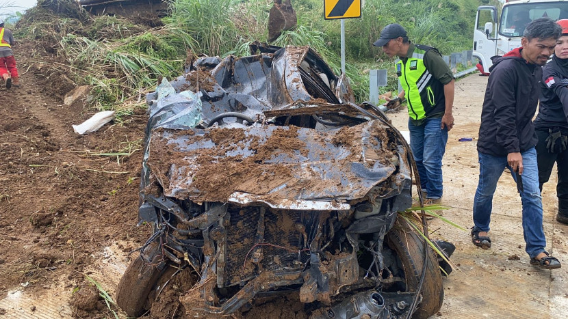 Kendaraan yang terjatuh dalam longsornya jalan tol Bocimi KM 64 berhasil dievakuasi, Kamis (4/4/2024).