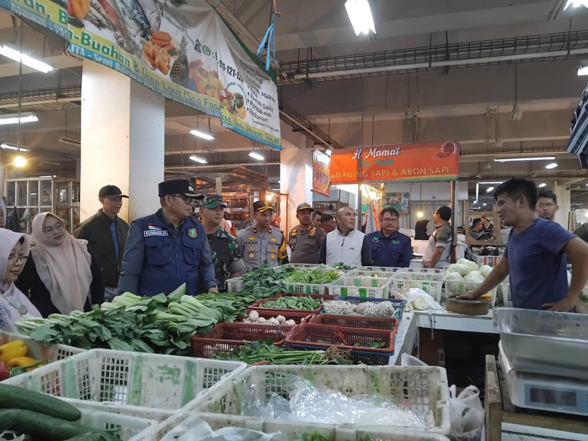 Unsur Forkopimda memantau perkembangan harga dan ketersediaan sembako jelang lebaran di Pasar Pelita Kota Sukabumi, Jumat (5/4/2024).