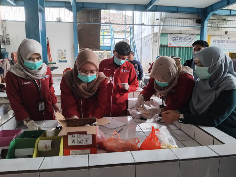 Petugas Dinas Kesehatan (Dinkes) Kota Sukabumi memeriksa bahan makanan dalam rangka menjamin keamanan pangan di Pasar Degung, Jumat (5/4/2024).