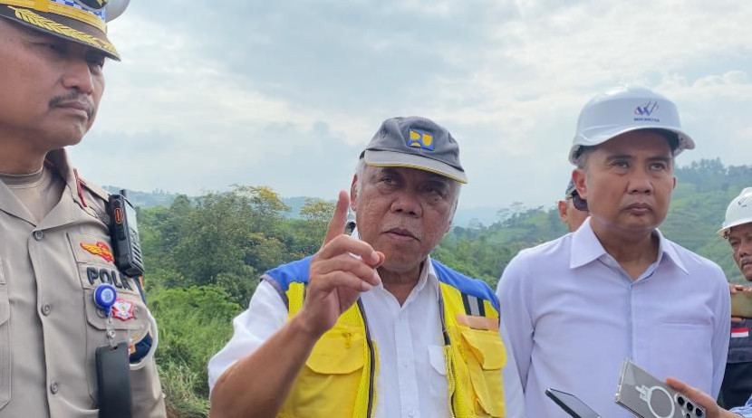 Menteri PUPR Basuki Hadimuljono didampingi Pj Gubernur Jabar Bey Machmudin mengunjungi lokasi longsor Jalan Tol Bocimi Km 64, Jumat (5/4/2024).