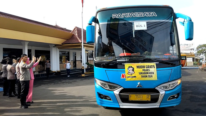 Kapolres Sukabumi Kota AKBP Ari Setyawan Wibowo melepas mudik gratis dari Mapolres Sukabumi Kota, Sabtu (6/4/2024).