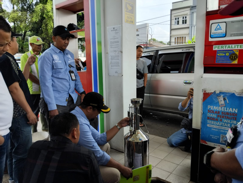 Petugas gabungan tengah melakukan tera ulang salah satu SPBU di Kota Sukabumi, Sabtu (6/4/2024).