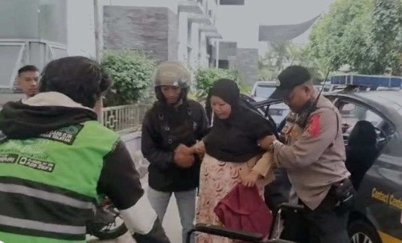 Aparat Polsek Citamiang Polres Sukabumi Kota mengevakuasi ibu hamil dari Pasar Tipar ke RSUD R Syamsudin SH Kota Sukabumi, Sabtu (6/4/2024).
