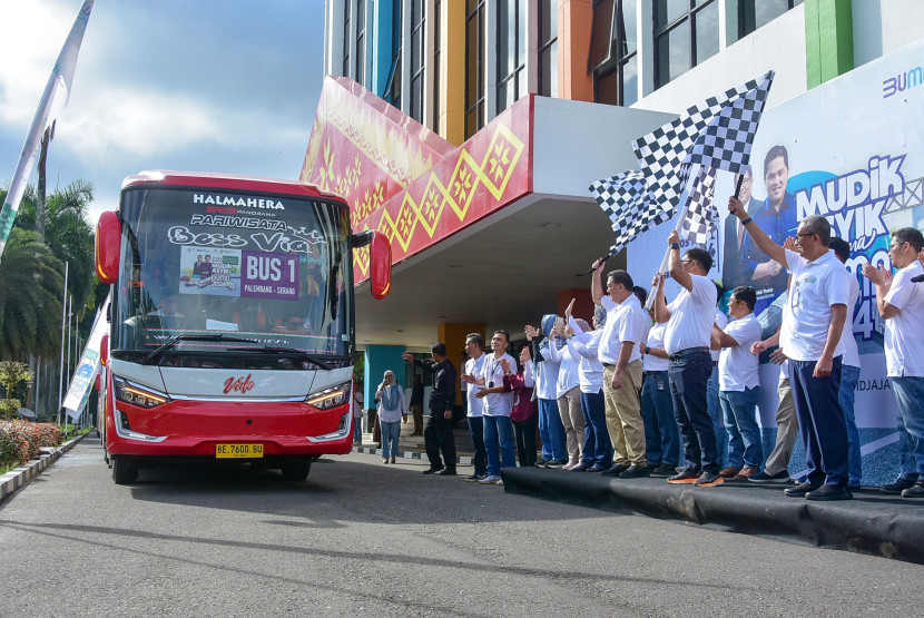 Pelepasan mudik bersama oleh Direktur Utama Pusri Daconi di halaman kantor PT Pusri. (FOTO: Humas Pusri)