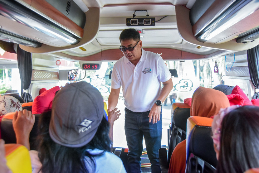Direktur Utama Pusri Daconi menyalami peserta mudik bersama 2024. (FOT: Humas Pusri)