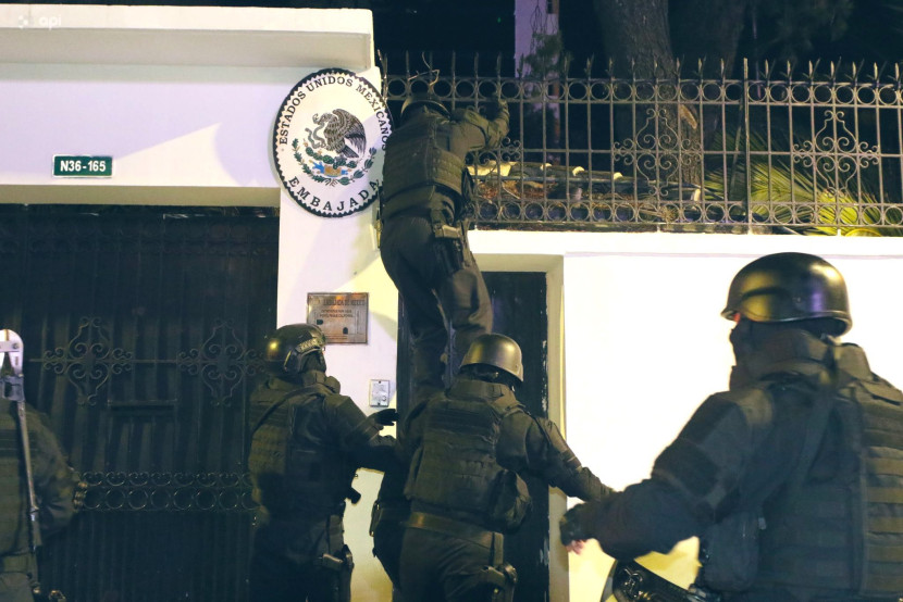 Polisi Ekuador memaksa masuk area Kedubes Meksiko di Quito.