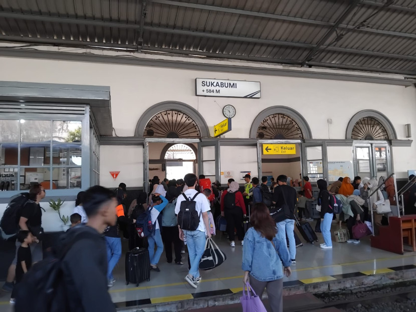 Suasana Stasiun Sukabumi dipadati pemudik baik yang akan berangkat maupun tiba, Ahad (7/4/2024).
