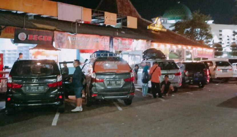 Tampak suasana di salah satu rest area di tol Cipali, Jawa Barat malam hari.     dok Motoresto.id