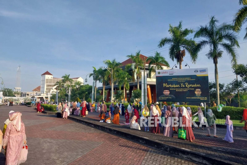 Suasana sholat Idul Fitri di Universitas Muhammadiyah Yogyakarta, Jumat (21/4/2023). Foto: Republika/Febrianto Adi Saputro