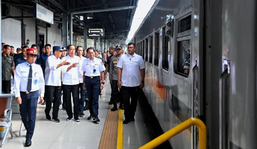 Presiden Jokowi tinjau arus mudik Lebaran 2024 di Stasiun Pasar Senen, Jakarta, Senin (08/04/2024). (Foto: Dok Ruzka Indonesia)