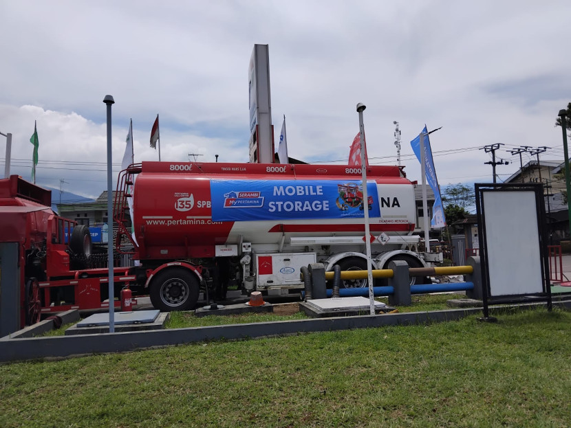 Mobile storage BBM Pertamina di SPBU Benda, Kabupaten Sukabumi, Senin (8/4/2024).