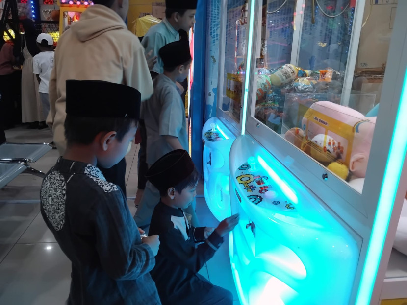 Pusat perbelanjaan di Kota Sukabumi mengajal anak yatim bermain di Toserba Citimall Sukabumi, Senin (8/4/2024).