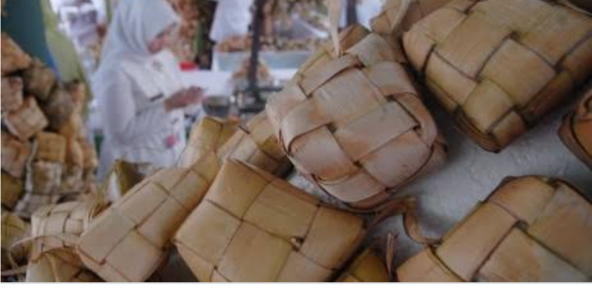 Ketupat Lebaran dibuat dengan rice cooker