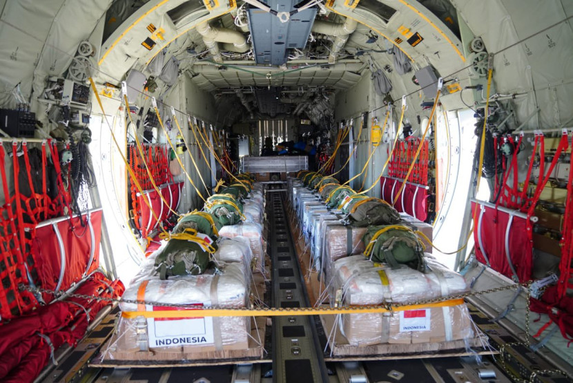 Bantuan dari RI untuk masyarakat Gaza, Palestina diangkut pesawat Super Hercules TNI AU. Sumber: Seputar Militer