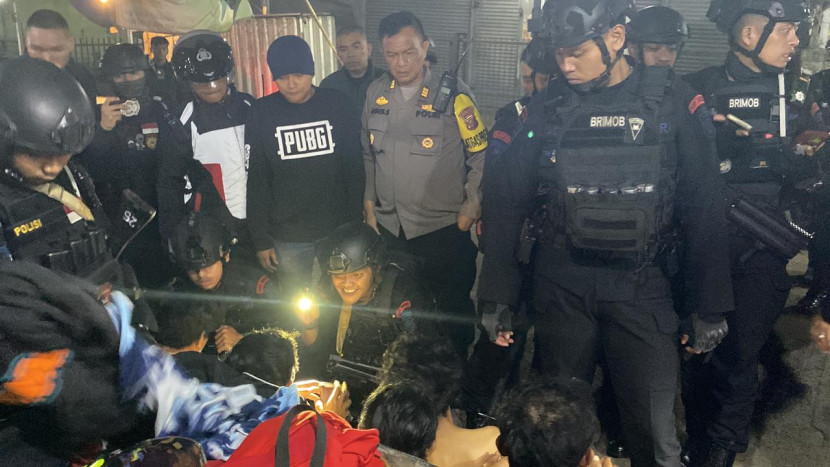 Pemuda yang membuat onar diamankan aparat kepolisian Polres Sukabumi Kota di malam takbiran, Selasa (9/4/2024) malam.