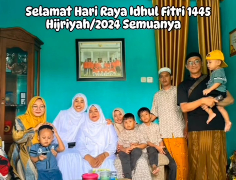 Megawati (dua dari kiri) bersama ibu dan keluarga besarnya saat merayakan Idul Fitri 1445 H di kampungnya di Kaliwates, Jember, Jawa Timur.